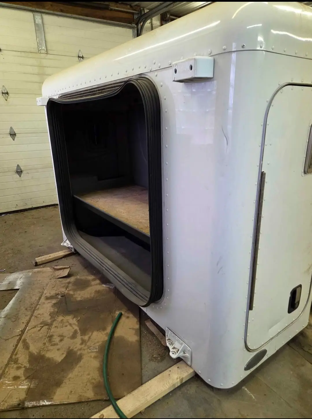36in peterbilt unbuilt flattop sleeper - Image 5