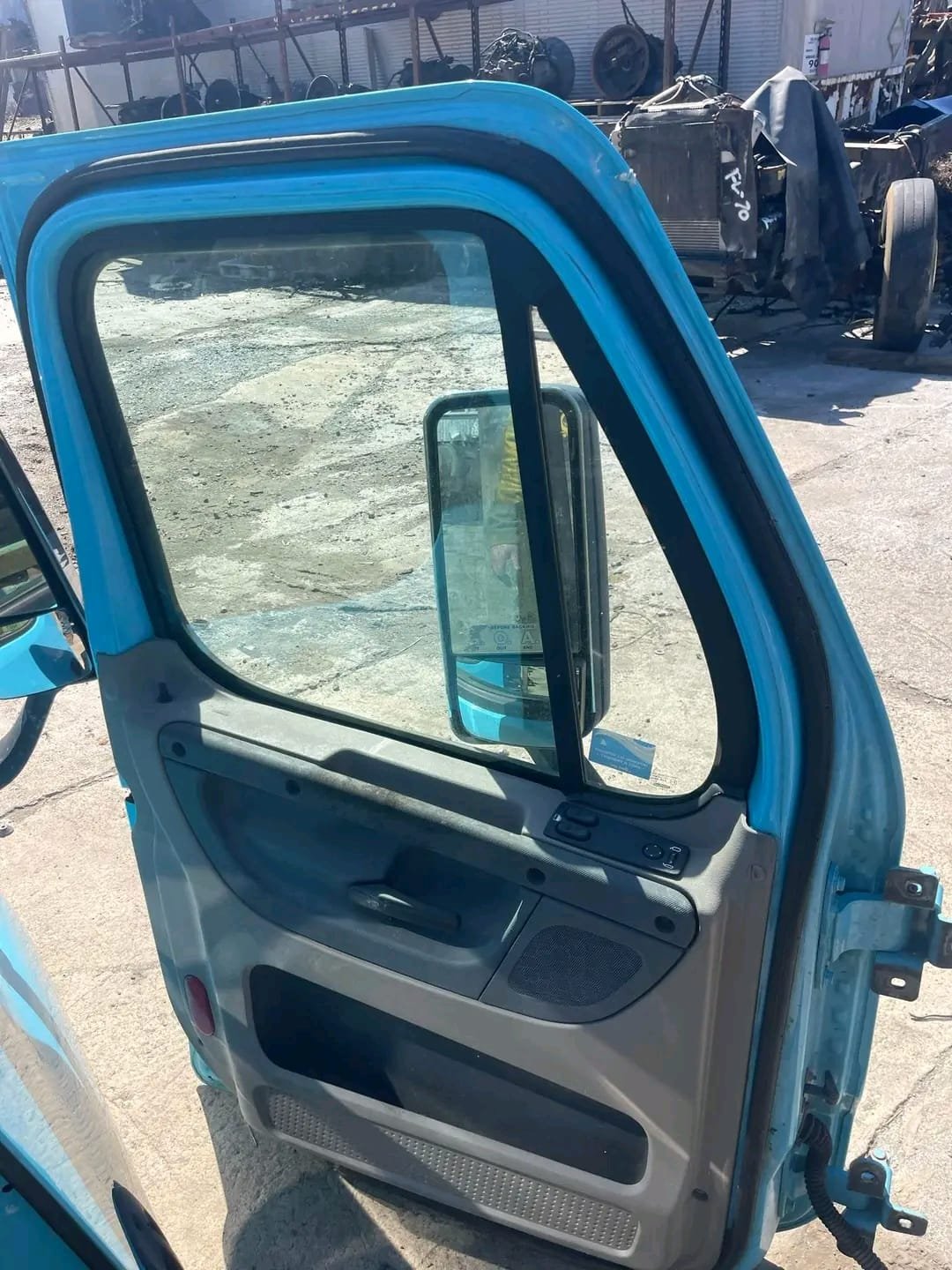 Freightliner cascadia door - Image 2