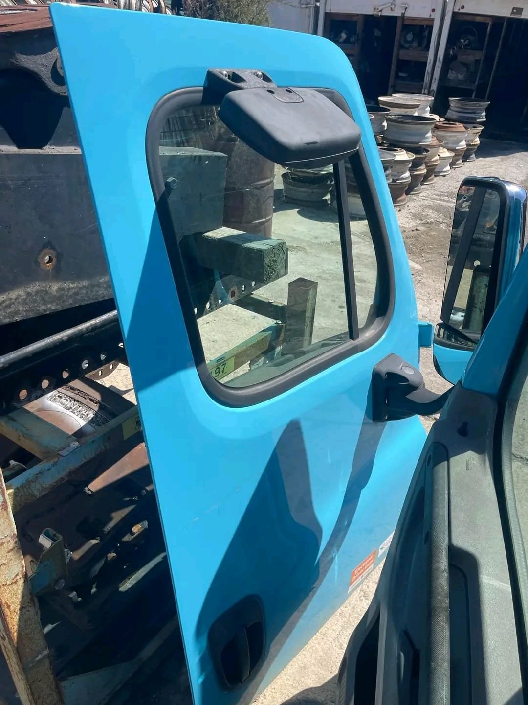 Freightliner cascadia door - Image 3