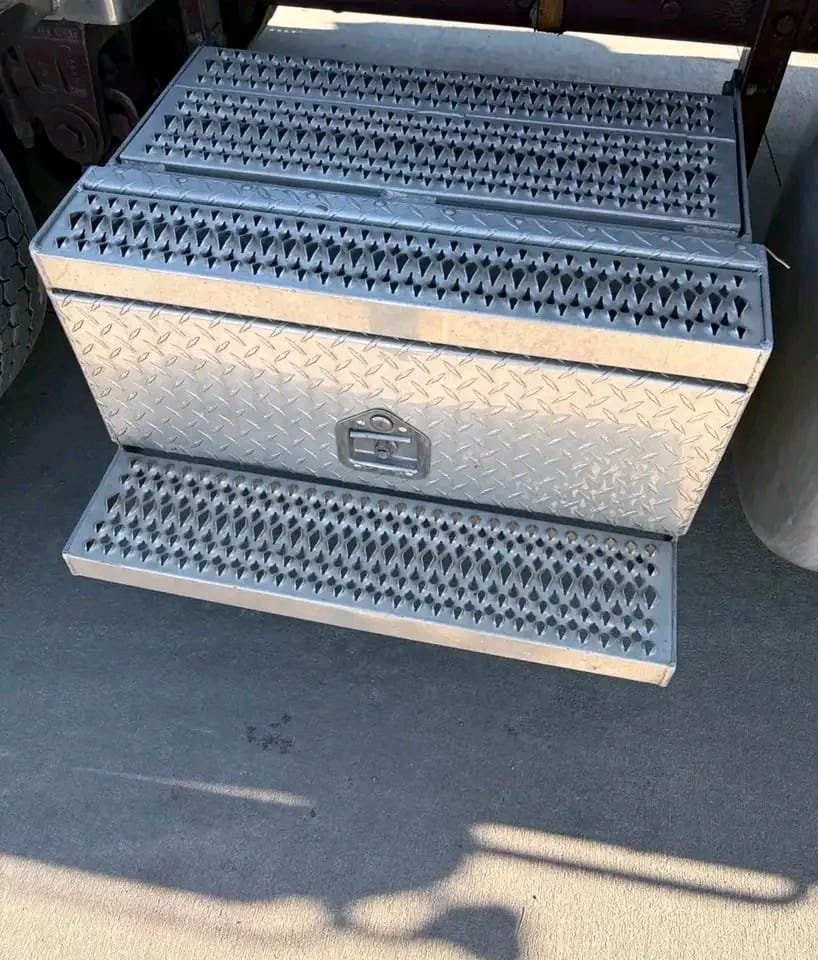 Freightliner Coronado step box