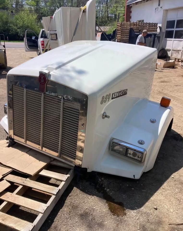 Kenworth T800 hood - Image 2