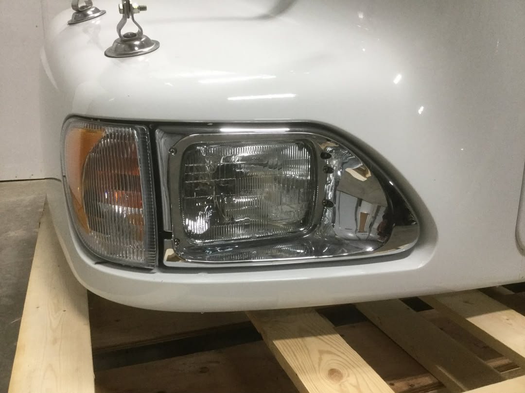 International 9400 headlight - Image 3