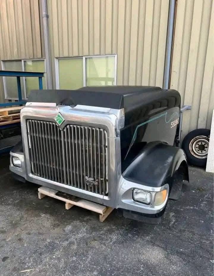 International 9900 Hood - Image 4