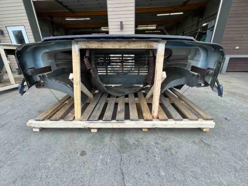 International 4900 complete hood - Image 3