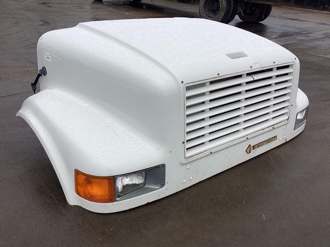 International 4700 complete hood - Image 3