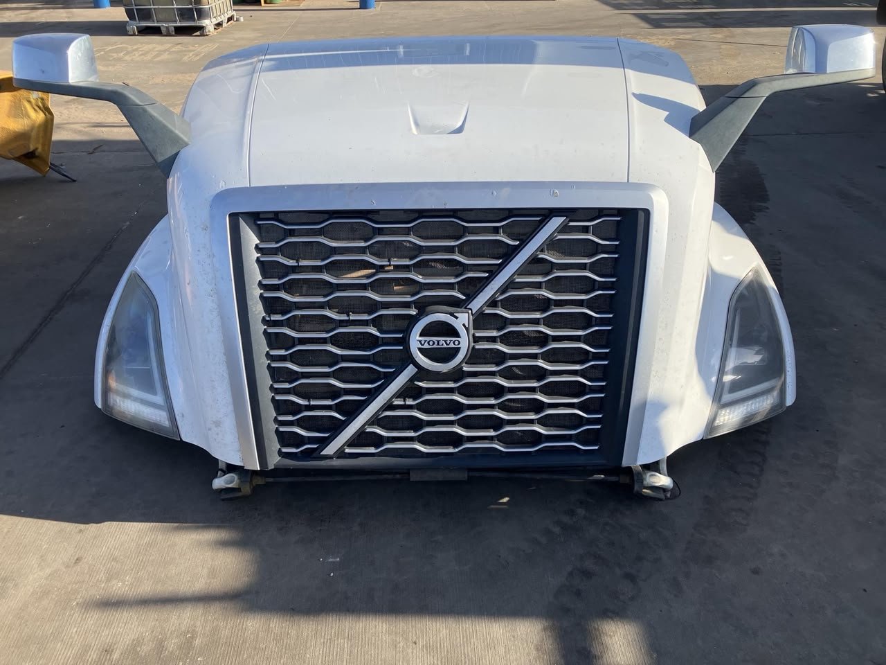 Volvo VNL complete hood - Image 4