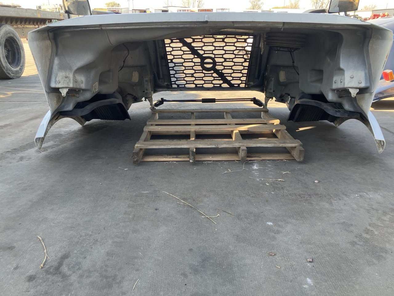 Volvo VNL complete hood - Image 2