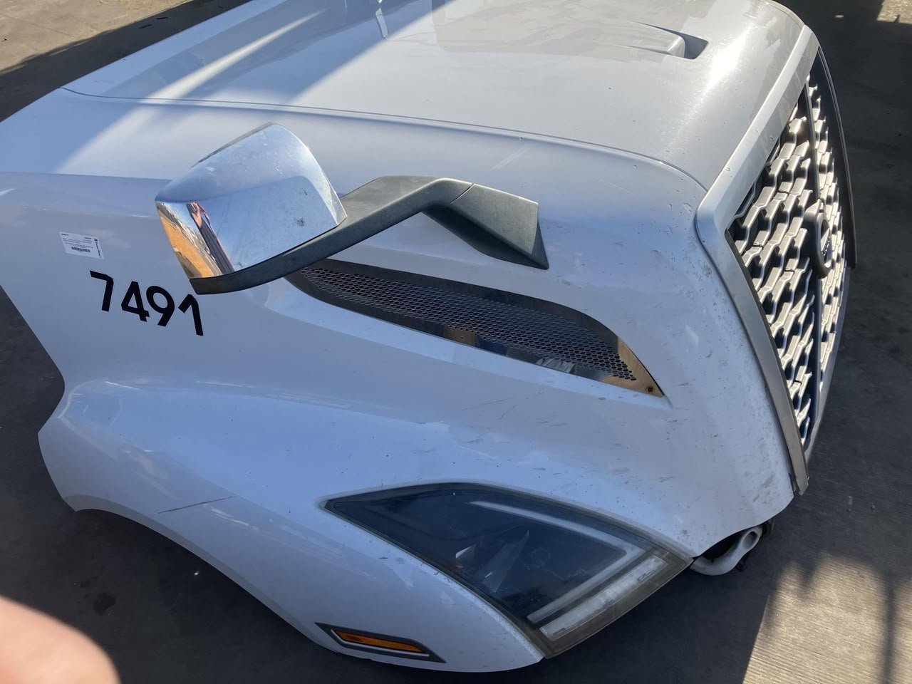 Volvo VNL complete hood - Image 3